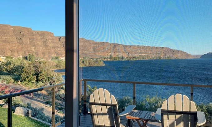 Quincy House | Luxury View Home on the Columbia River, Golf, Wineries & Gorge Amphitheater