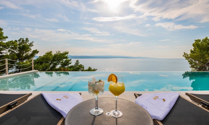 Brela Villa | Luxury Villa Bacana near the sea in Brela, sauna, jacuzzi, family, quiet area, heated pool, gym