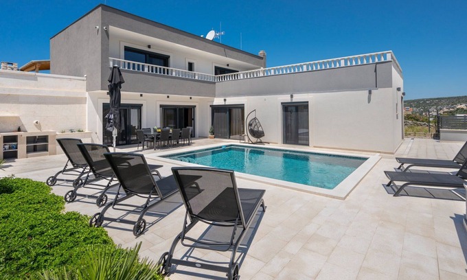 Sevid Villa | Luxury Villa Bonaza with Pool