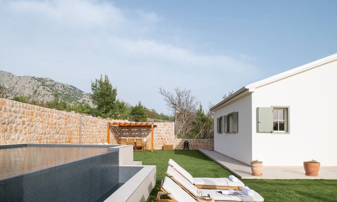 Seline Villa | Luxury Villa Casa Sorelle seaview infinity heated pool, bbq, family