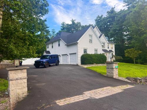 East Stroudsburg House | Luxury Villa- Hot Tub-King Bed Suite-Fenced Yard-Game Room-Fire Pit-Ski