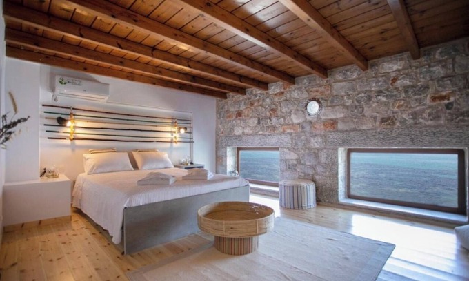 Neon Oitylo House | Luxury villa in front of the sea for 8 people