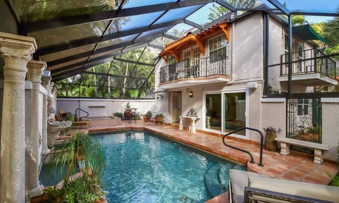 Granada Villa | Luxury Villa near Siesta - private, heated screened pool