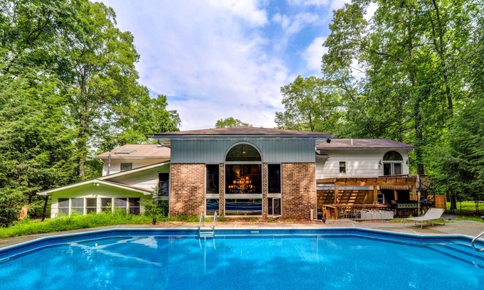 East Stroudsburg House | Luxury Villa, SKI SHAWNEE/ BUSHKILL/PRIVATE 36' POOL/Hot Tub/Firepit