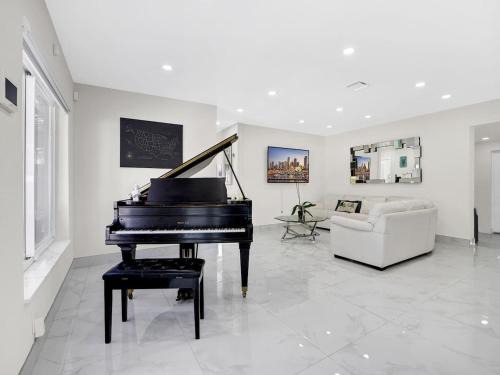 Miami Gardens Villa | Luxury Villa with Heated Pool, Jaccuzzi, Gym, Games and More