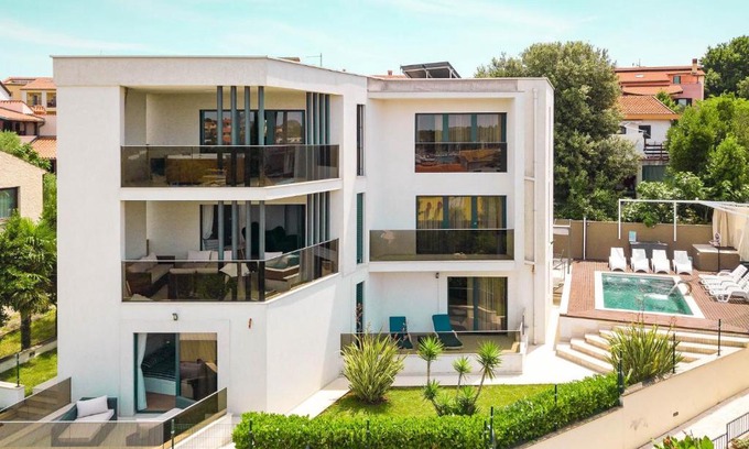 Pjescana Uvala Villa | Luxury villa with sea view, pool and jacuzzi near the beach in the town of Pula