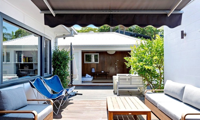 Macmasters Beach House | Luxury Villas The Beach House at Bouddi (Walk to the beach)