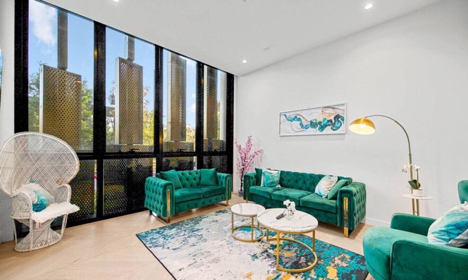 Port Melbourne House | Luxury VIP 4-Bedroom Townhouse in Port Melbourne