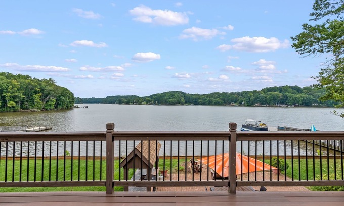 Southmont House | Luxury Waterfront 5-bedroom house on High Rock Lake