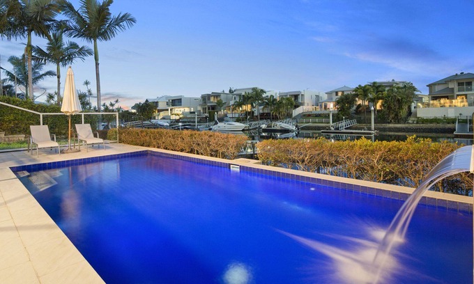 Helensvale House | Luxury waterfront house close to Theme Parks and shops