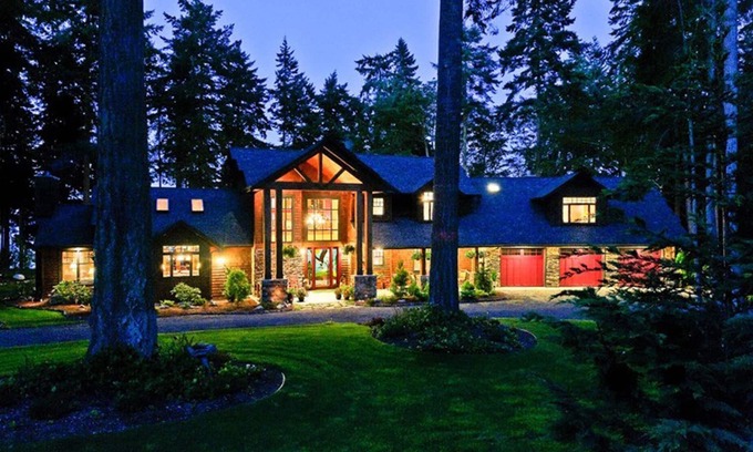 Oak Harbor House | Luxury WATERFRONT LODGE on Whidbey Island, Hot Tub, Private Beach, 3 Fireplaces.