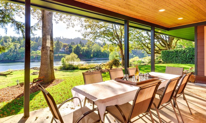 Oak Grove House | Luxury Waterfront Oregon Home w/ Large Deck!