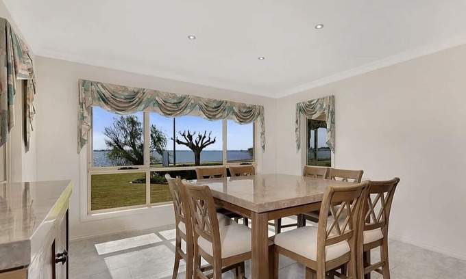 Yarrawonga House | Luxury Waterfront Pet Friendly Accomodation.