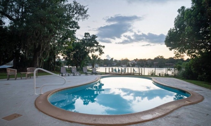 Oak Haven House | Luxury Waterfront/Pool House 7 mins to TIAA Bank Field