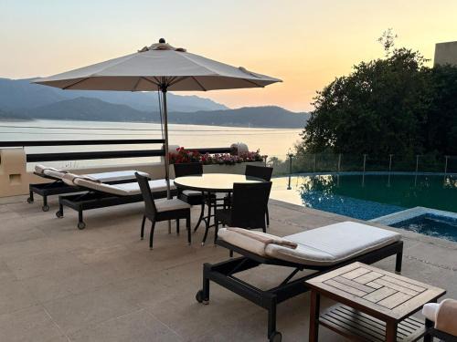 La Pena Villa | Luxury with Lake View, Pool, Jacuzzi & Gym