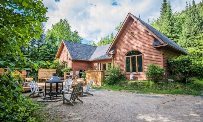 Lac-Superieur Ski Chalet | Luxury Wooden Chalet Near Mont-Tremblant – Perfect for Outdoor Adventures & Relaxation