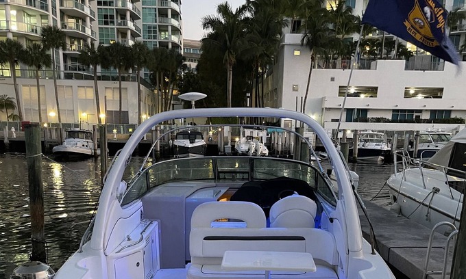 Aventura Boat Rental | luxury yacht, romantic and moom night in averntura.