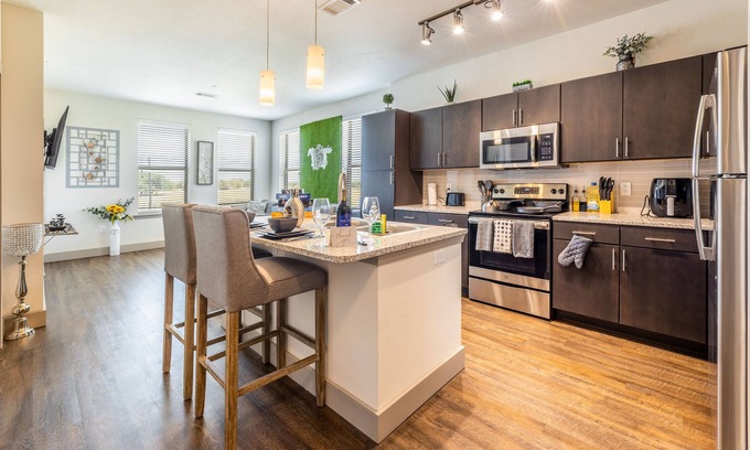 Haltom City Apartment | Luxury1 BD- 20 minutes Downtown Fort Worth- Pet Friendly