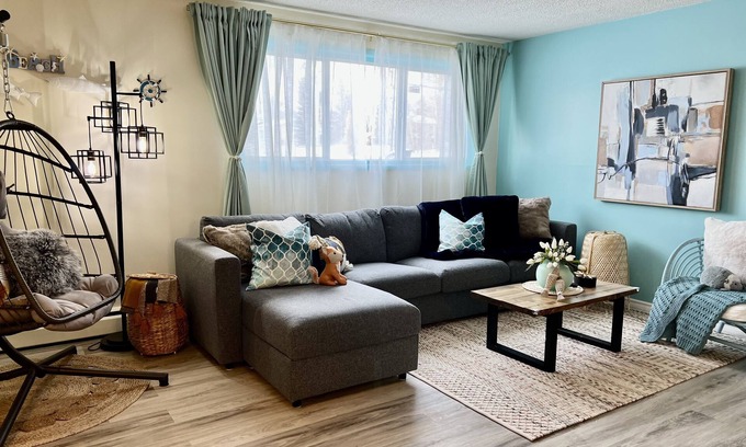 Southeast Edmonton Apartment | Luxury★King Beds ★Whyte Ave ★Free Parking