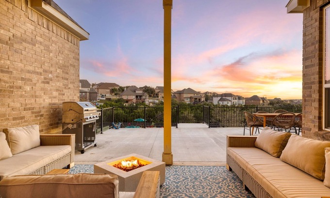 Wetmore House | LuxuryRetreat/20min SA Airport, Downtown/HeatedPool&SPA/12+ guest/Arcade/BBQ
