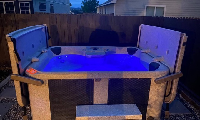 San Antonio Villa | Lxry 4 BR, Pool/Hot Tub, Huge Backyard, near Seaworld/Six Flags (Tal.)