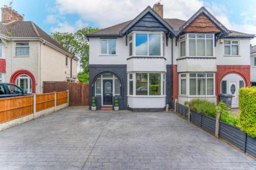 Wolverhampton House | Lymer House - Stylish 3 Bedroom House in Wolverhampton