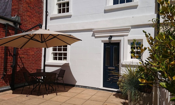 New Forest District Apartment | Lymington High Street, Town House, Sun Terrace, Parking, Solent Views, Wifi