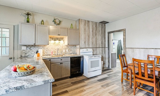 Lyndon Station Apartment | Lyndon Station Retreat ~ 9 Mi to Wisconsin Dells!