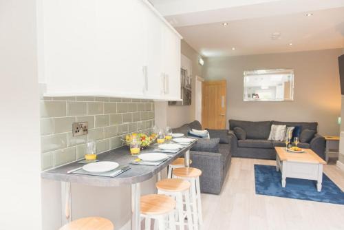 Tamworth House | LYNNTON HOUSE Stunning 6 bed Town Centre House ALL with En-Suites Prime Location Tamworth
