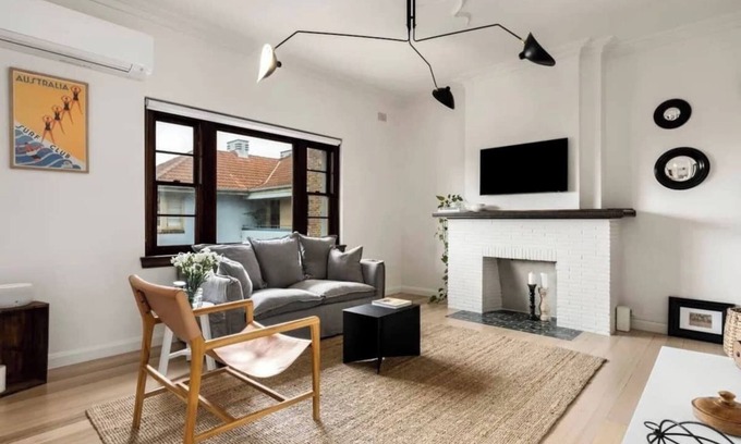 Brighton Apartment | " ‘Lynton-Sur-Mer’ - Beachside Apt"