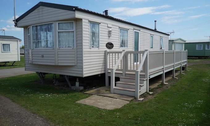 Heacham House | Lyntons 3 bedroom caravan pets stay free linen included