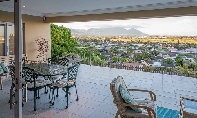 Muizenberg House | Lynx Vista is situated high on the Lakeside slopes with breathtaking views.