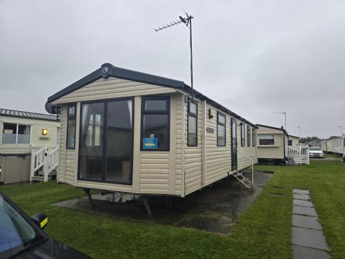 Rhyl Resort | Lyons robin hood caravan 43SW