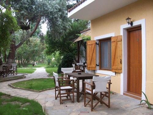 Potos Apartment | Lysistrata Bungalows