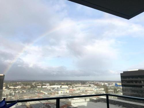 Clayton Apartment | M-city shopping center Apartment - Executive Twin King Ensuites - Ambience Corner - Infinite Airy View - Fully equipped - Free Parking, super fast Wifi, smart TV plus Netflix, complementary drinks & amenities - Clayton 3168