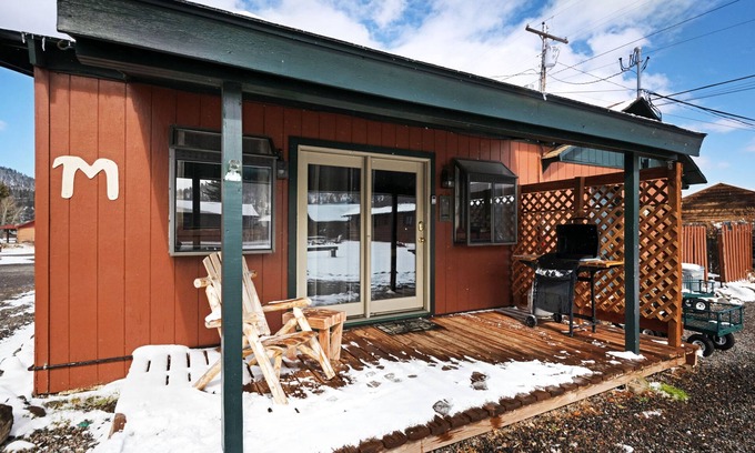 South Fork Cabin | "M" Moose Studio Cabin with private hot tub