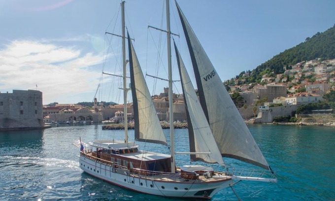 Zaton Boat Rental | M/Y VIVERE