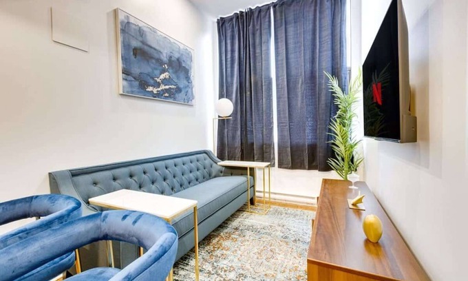 Milton Park Apartment | M11 | Boulevard Suites: Large 3-BR DT Montreal 2F