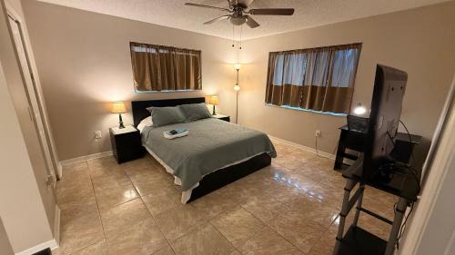 Englewood Park House | M13 Large Master Room with Private Bathroom & Smart TV
