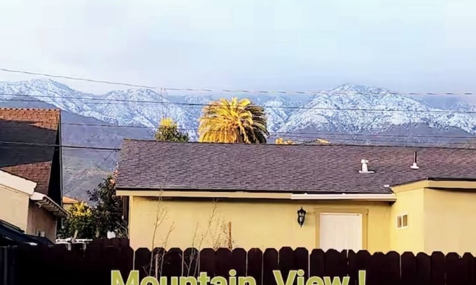 Monrovia House | M2-Bungalow Home Quiet & safe 3bedroom 2 bath Foot of the mountain Kingbed!