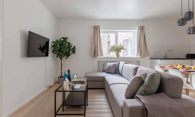 Wijk van de Squares Apartment | MA - Berlaymont VI - Three Bedroom Apartment, Sleeps 8
