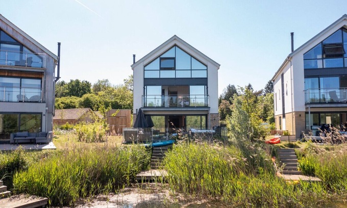Cirencester Villa | Mackintosh House - ML41 - HOT TUB - Lakeside Spa