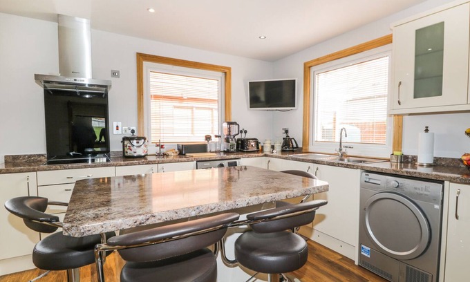 Marybank Cottage | MACLEAN COTTAGE, pet friendly, with open fire in Beauly