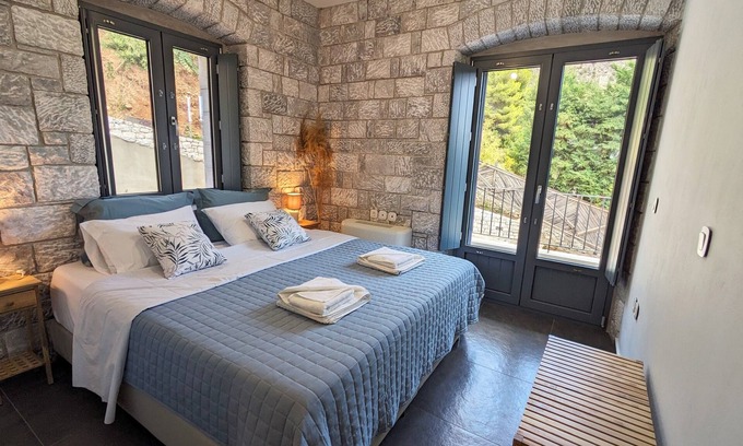 South Kynouria Apartment | Mad Wall Apartment . A breathtaking gem in the Peloponnese!