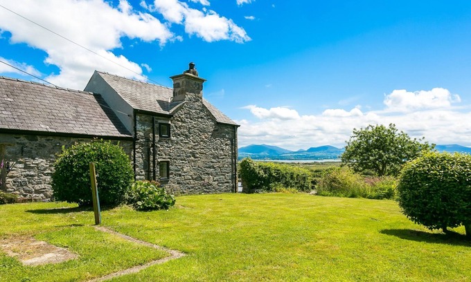 Dwyran Cottage | Maes y Ceirchdir - sleeps 10 guests in 5 bedrooms