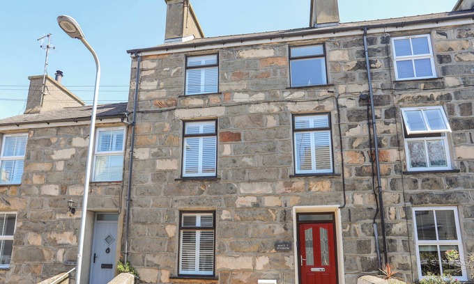Nefyn House | MAES Y FFYNNON, pet friendly, country holiday cottage in Nefyn