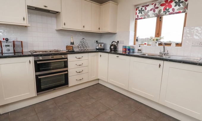 Gwaenysgor Near Prestatyn House | MAES YR HAF, pet friendly, with open fire in Prestatyn