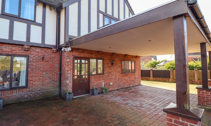 Maesbury Marsh Cottage | MAESBURY MANOR, family friendly, with a garden in Knockin