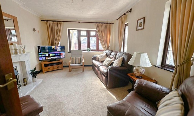 Porthcawl House | Maesllan - A Spacious Holiday Home in Porthcawl - 5 bedrooms, sleeps up to 10 people