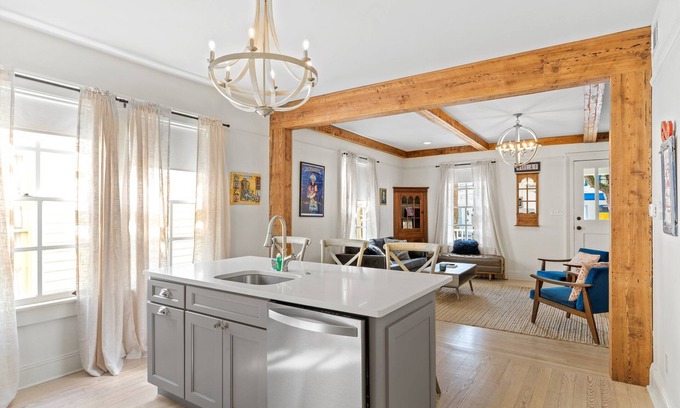 Uptown Historic District Apartment | Magazine Street Gem: Uptown 6BR, 4BA, Balcony, Pool, Backyard - Exclusive NOLA experience